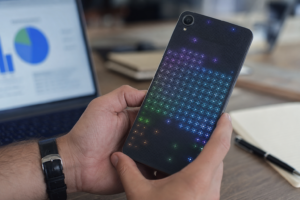 Imagem ilustrativa: Alcatel A5 Max LED aposta em capa com 35 LEDs e mais memória