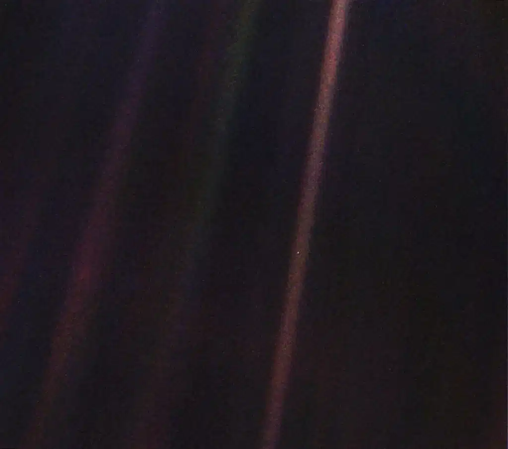 Voyager 1 da NASA atinge marco histórico a um dia-luz da Terra