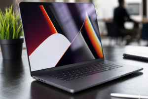 Imagem ilustrativa: MacBook Pro OLED pode ficar mais leve mas portas e bateria preocupam